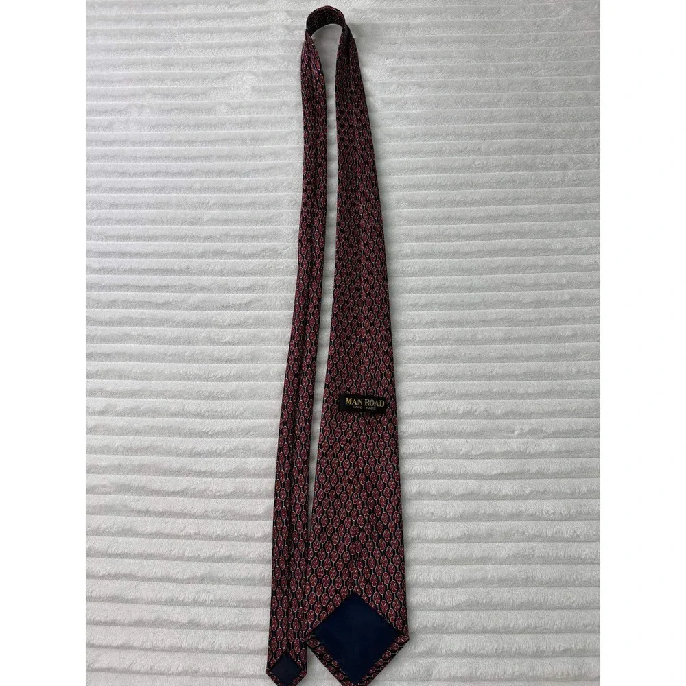 Man Road Mens Silk Necktie Navy Blue Red Geometric Chain Link Handmade Tie